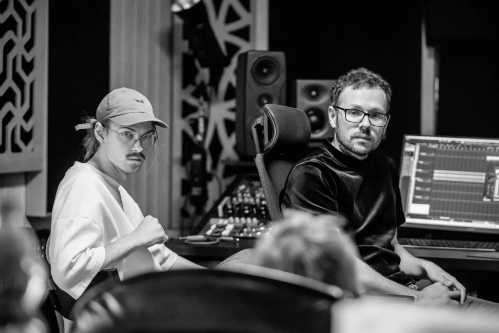 Video tutorials on mixing and mastering — Wojtek Wiesławski working in the studio