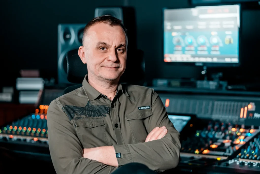 Wojtek Wiesławski przy konsoli w Wieślawski Studio — kurs miksu i masteringu