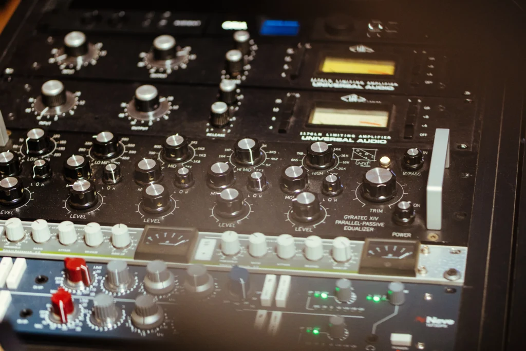 Mastering 1 Universal Audio 1176LN compressors and Gyraf Audio Gyratec XIV EQ in the analog mastering chain